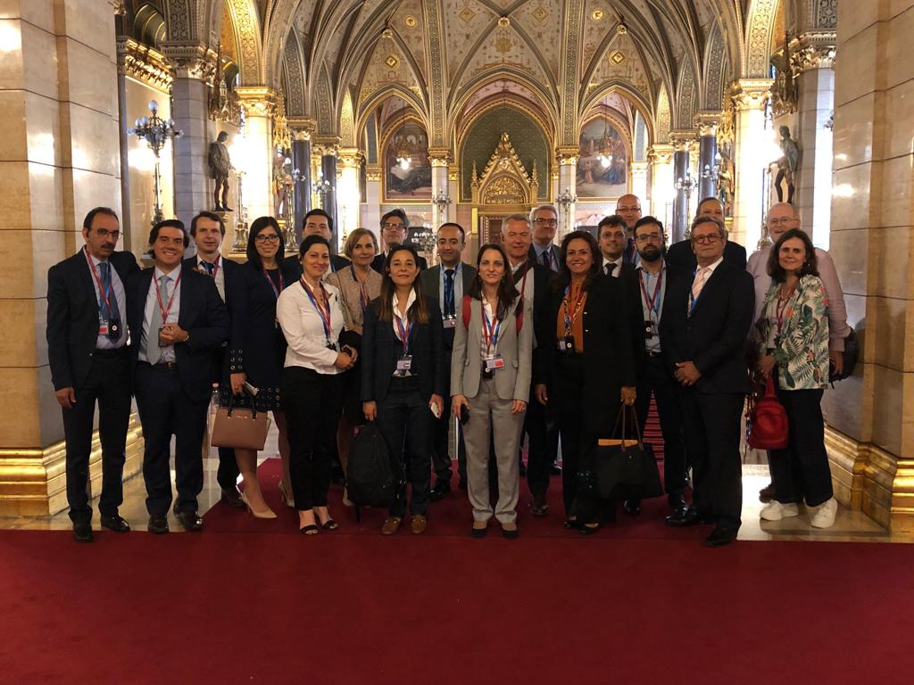 Asistentes dentro del Parlamento de Hungria